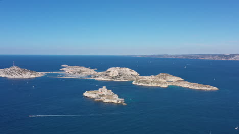 right-to-left-traveling-over-the-Frioul-archipelago-with-boats-in-front-sunny